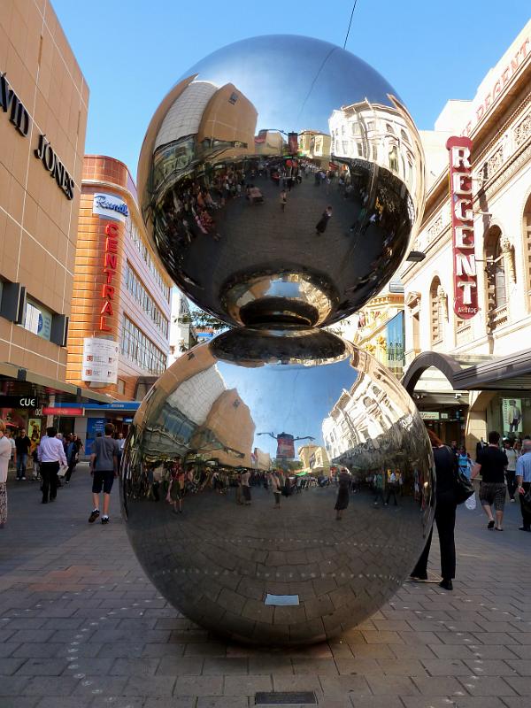 adelaide41.jpg - Silberkugeln in der Rundel Mall, vor Kaufhaus David Jones.