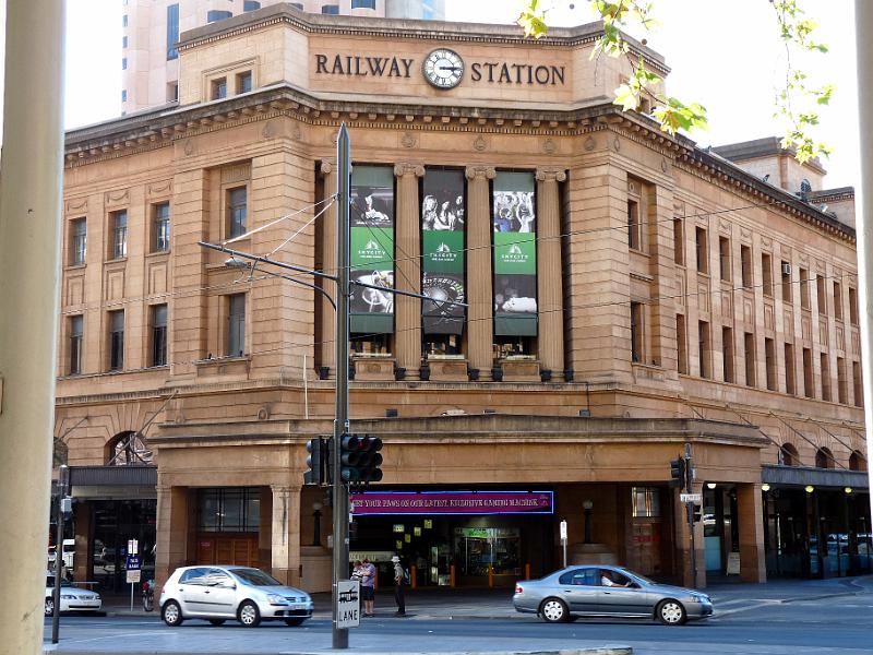 adelaide54.jpg - North Terrace.  Bahnhof.  Adelaide Railway Station