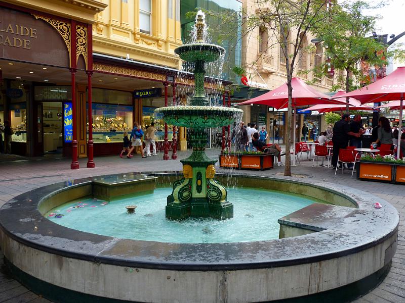 adelaide59.jpg - Brunnen vor der Adelaide Arcade.