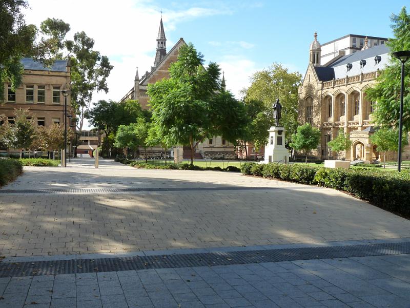 adelaide65.jpg - North Terrace. Auf dem Universitätsgelände.  City West Campus.