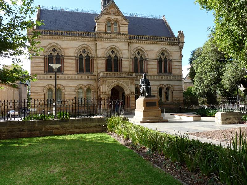 adelaide69.jpg - North Terrace. Auf dem Universitätsgelände.  City West Campus.