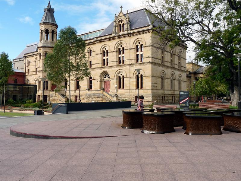 adelaide73.jpg - North Terrace. Südaustralisches Museum.