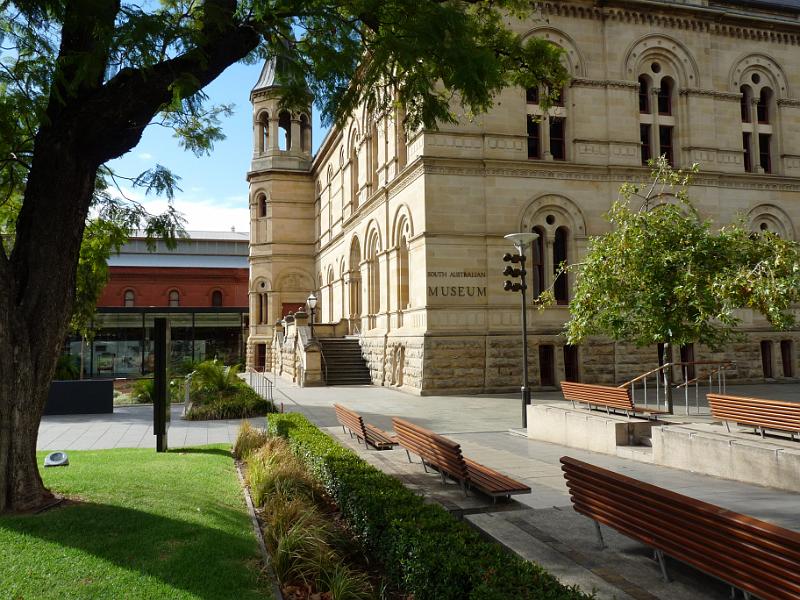 adelaide74.jpg - North Terrace. Südaustralisches Museum.