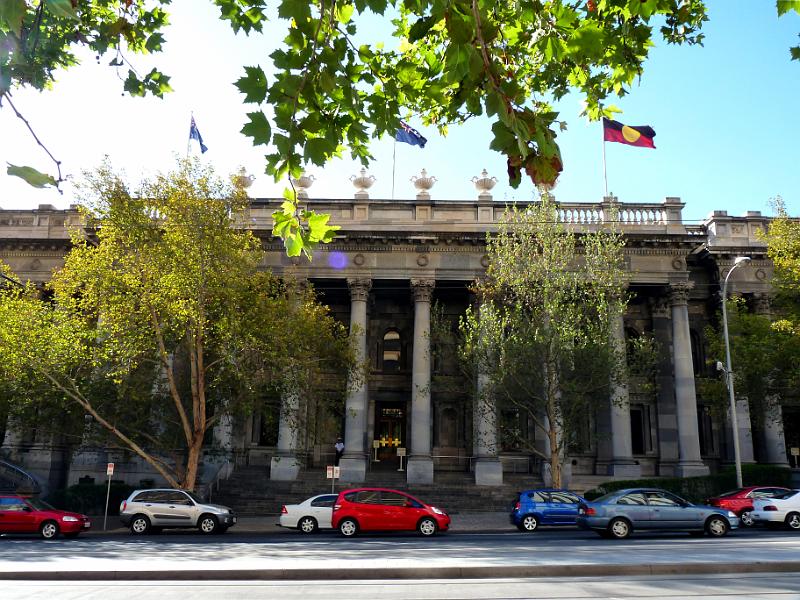 adelaide79.jpg - North Terrace. Parlamentshaus auch mit der Flagge der Aborigines.