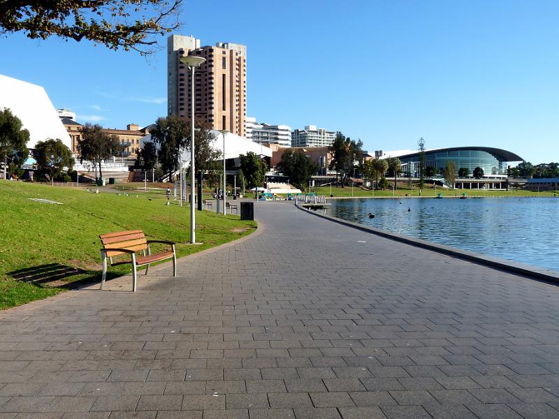 adelaide82.jpg - North Terrace. Links Festival Centre und in der Mitte Convention Centre (Messe)