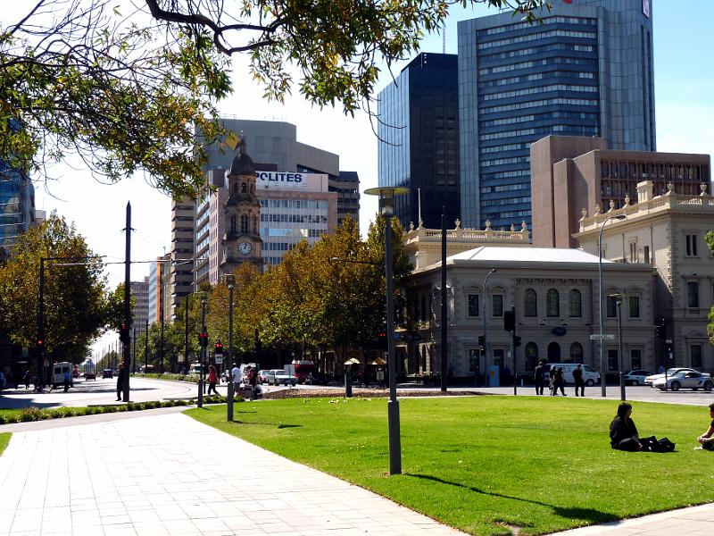 adelaide87.jpg - Der Victoria Square bildet das Zentrum des Rasters der Stadt von einer quadratischen Meile.