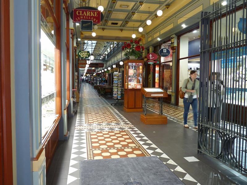 adelaide88.jpg - Eine Abzweigung von der Rundle Mall in eine Arcade.