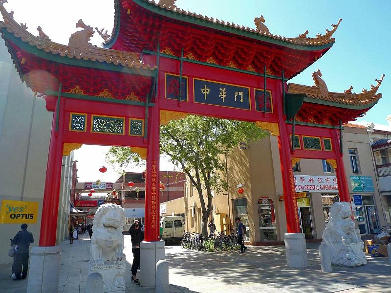 chinatown01.jpg - Paifang  (chinesisches Eingangstor) am Eingang zur Moonta St von der Gouger St aus gesehen.