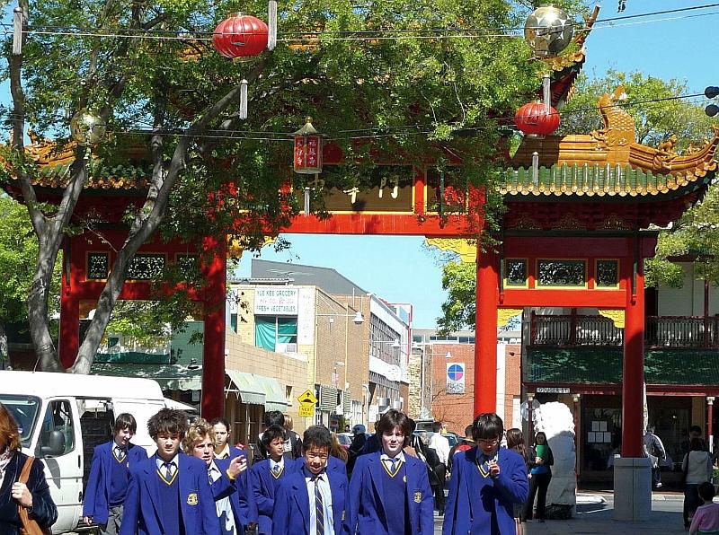 chinatown02.jpg - Paifang mit Schülergruppe in Uniform.