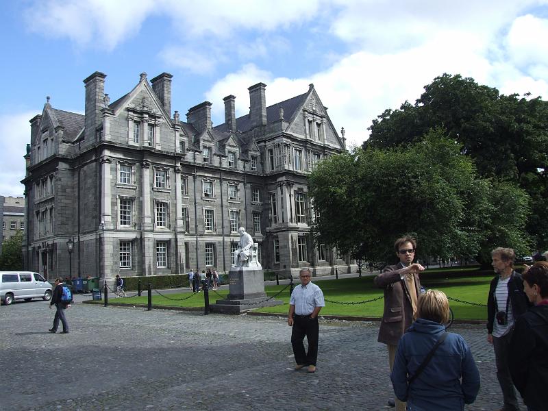 irland052.jpg - Universitätsgelände in Dublin (unser Reiseleiter mit brauner Jacke)