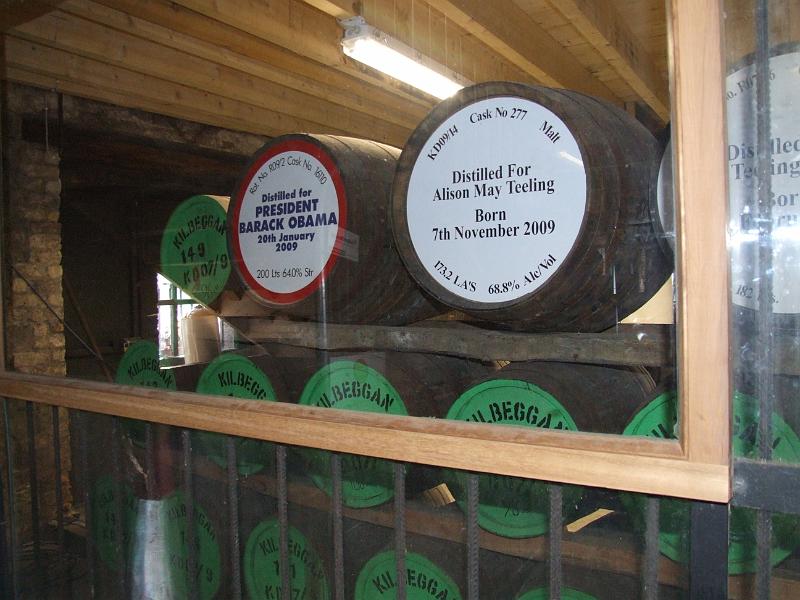 irland107.jpg - Ein Fass Whisky destilliert  für President  Barrack Obama 2009. Daneben hat sich ein stolzer Vater  auch noch ein Fass reserviert.  Teeling, Jack und Katharine freuen sich über die Geburt ihres ersten Kindes, eine schöne Tochter, Alison May, geboren 7. November 2009