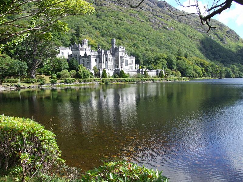 irland149.jpg - Schloss der Familie Mitchell Henry, im Park von  Kylemore-Abbey. Erbaut 1867-71