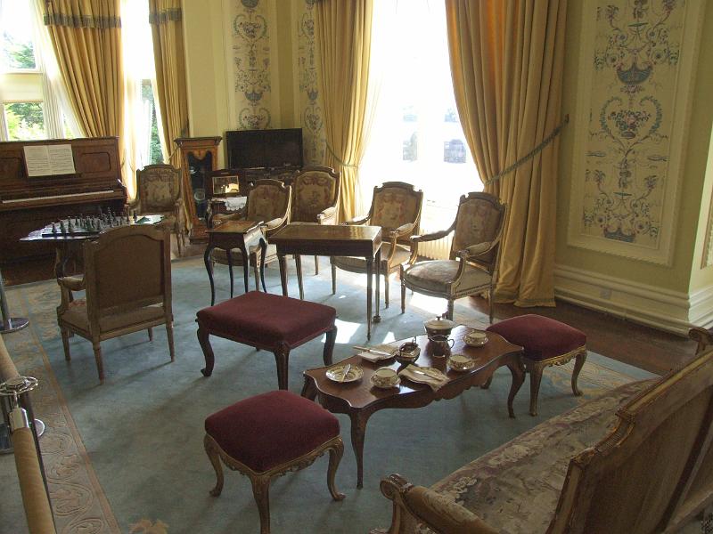 irland154.jpg - Das Schloss hat über 70 Zimmer. Es sind 33 Schlafzimmer, 4 Bäder, 4 Wohnzimmer, Ballsaal, Billardraum, Bibliothek, Arbeitszimmer, Schul zimmer,  Raucherzimmer, Waffenkammer und verschiedenen Büros und Wohnungen für  das Hauspersonal und sonstige Bedienstete.