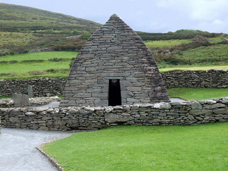 irland338.jpg - Kleine Kirche , von Mönchen erbaut ohne Mörtel, nur mit aufeinandergelegten Steinen