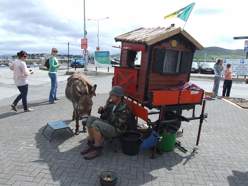 irland380.jpg - Junger Ire beim Geldverdienen.