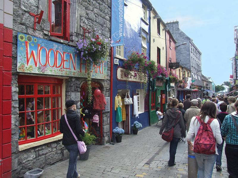 irland200.jpg - Fussgängerzone in Galway. Die Iren mögen es bunt.